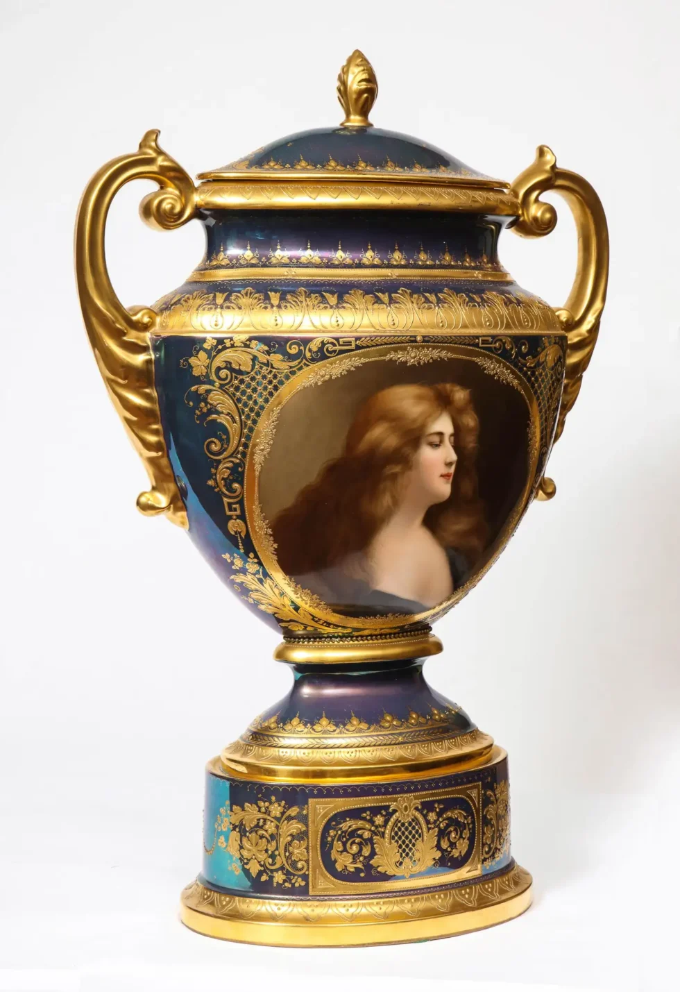 Monumental Royal Vienna Iridescent Porcelain Portrait Vase and Cover, circa 1880 - Image 2