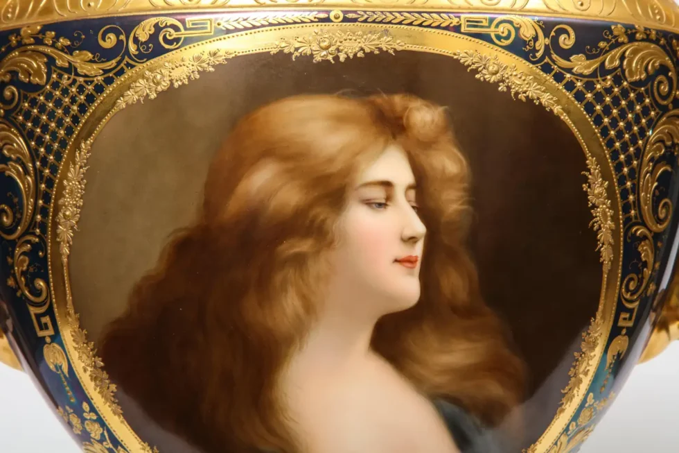 Monumental Royal Vienna Iridescent Porcelain Portrait Vase and Cover, circa 1880 - Image 3