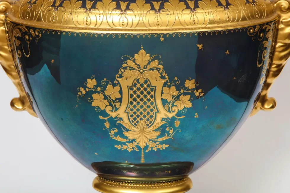 Monumental Royal Vienna Iridescent Porcelain Portrait Vase and Cover, circa 1880 - Image 11