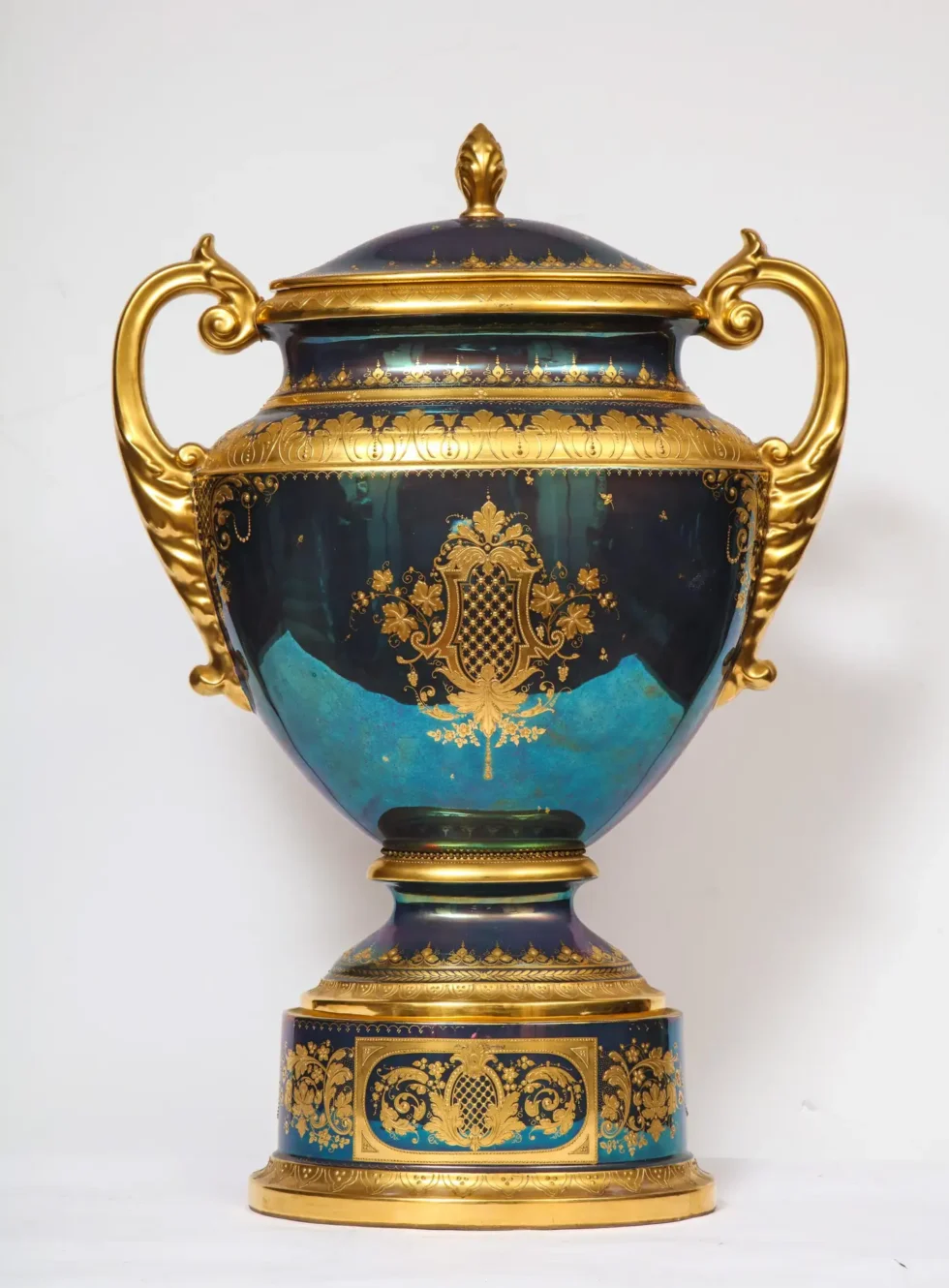 Monumental Royal Vienna Iridescent Porcelain Portrait Vase and Cover, circa 1880 - Image 13