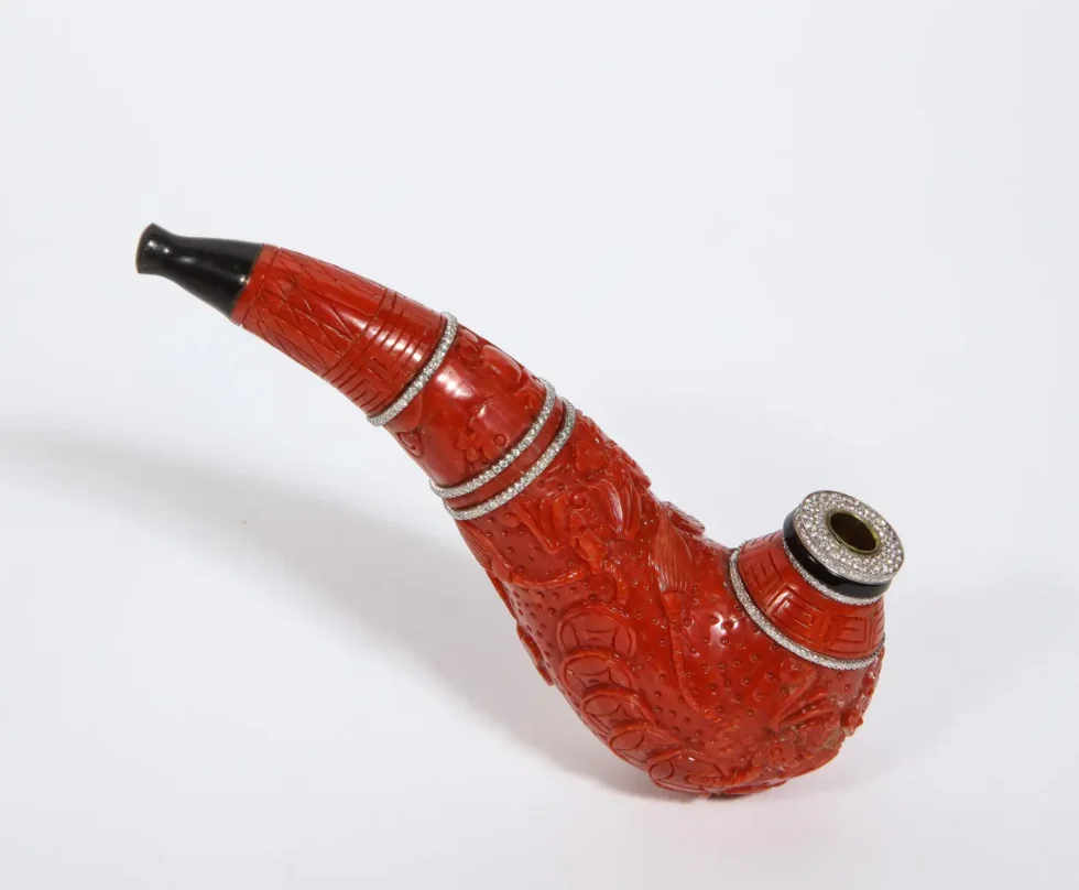 Contemporary Coral, 18k Gold, Diamonds, and Onyx Pipe - Image 4