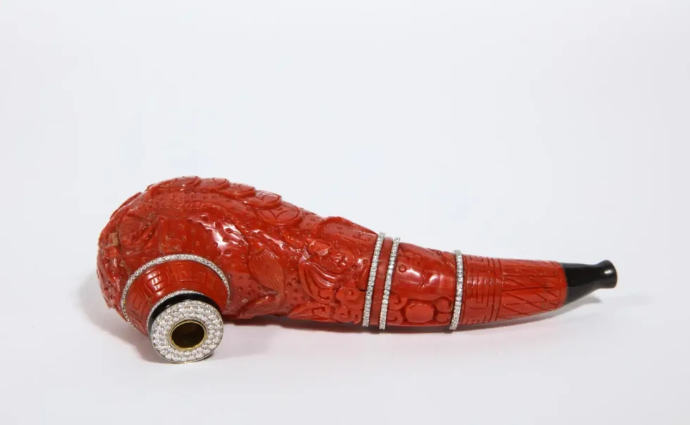 Contemporary Coral, 18k Gold, Diamonds, and Onyx Pipe - Image 6