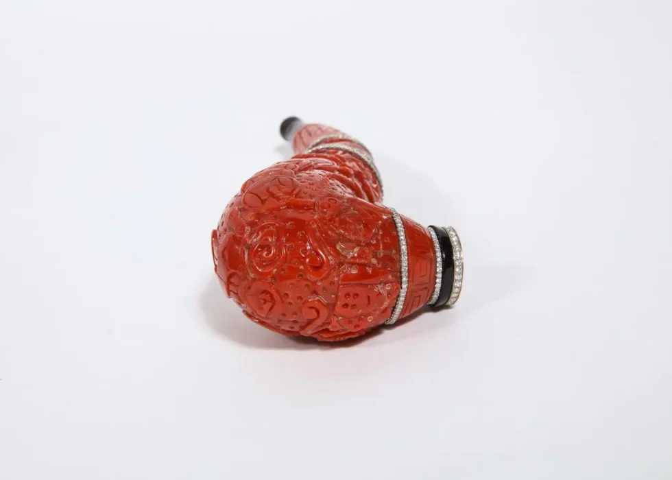 Contemporary Coral, 18k Gold, Diamonds, and Onyx Pipe - Image 7