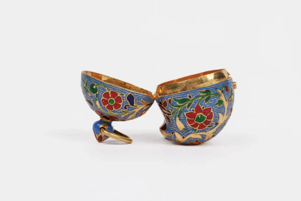 22K Indian Gold and Enamel Mango Shaped Pendant - Image 5