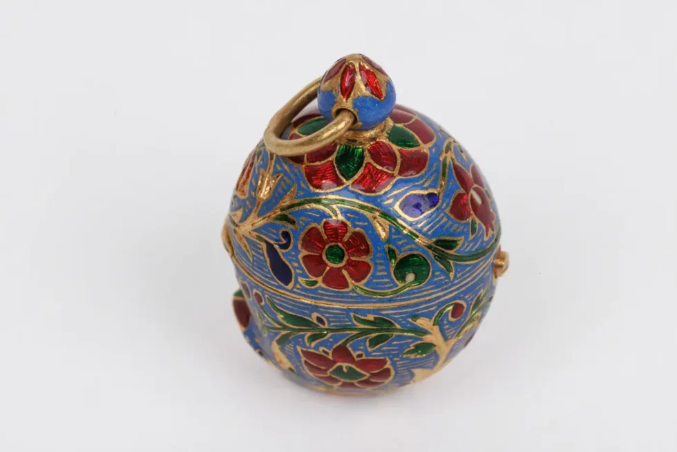 22K Indian Gold and Enamel Mango Shaped Pendant - Image 7