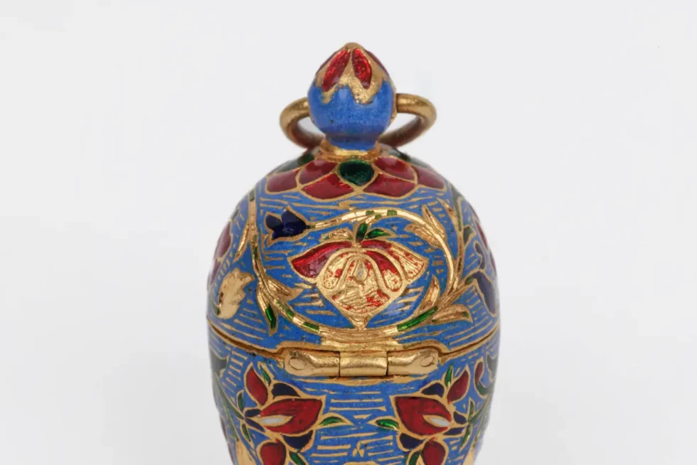 22K Indian Gold and Enamel Mango Shaped Pendant - Image 16