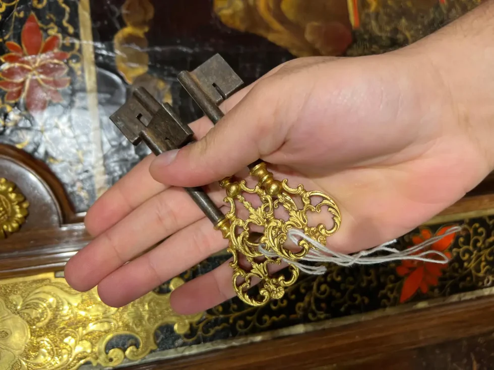 Rare Louis XV Ormolu-Mounted Tulipwood and Chinese Lacquer Cabinet - Image 15