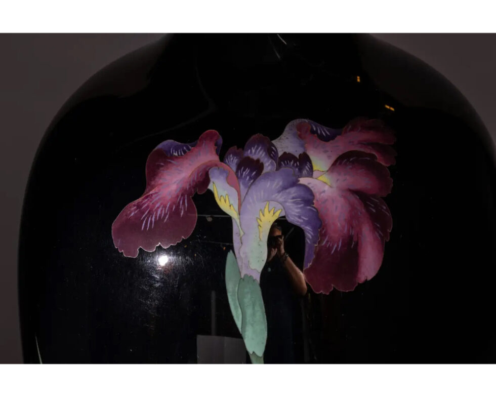 Large Meiji Period Japanese Cloisonne Enamel Vase Adorned with Iris Blossoms - Image 4