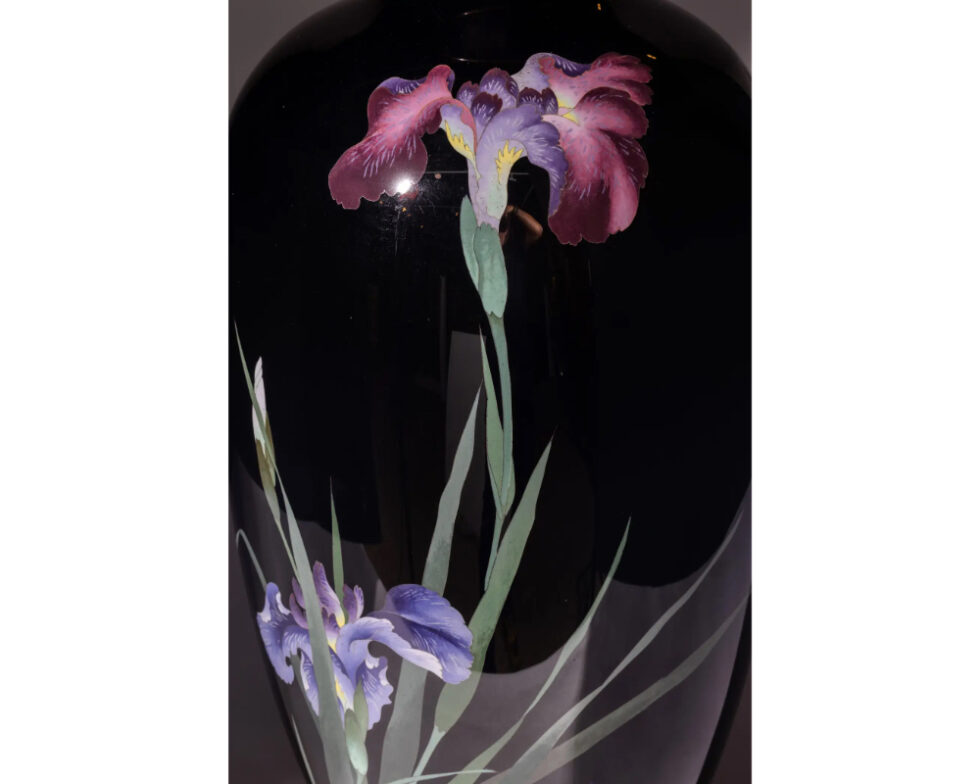 Large Meiji Period Japanese Cloisonne Enamel Vase Adorned with Iris Blossoms - Image 5
