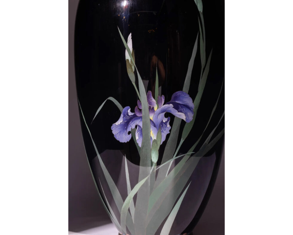 Large Meiji Period Japanese Cloisonne Enamel Vase Adorned with Iris Blossoms - Image 6