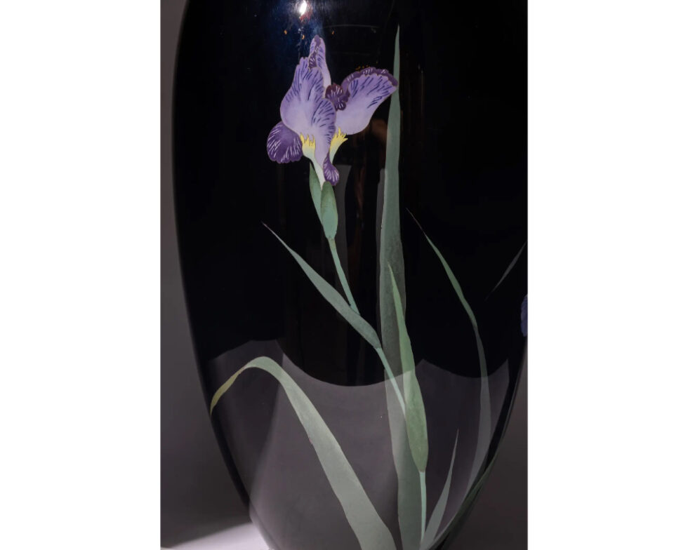 Large Meiji Period Japanese Cloisonne Enamel Vase Adorned with Iris Blossoms - Image 7