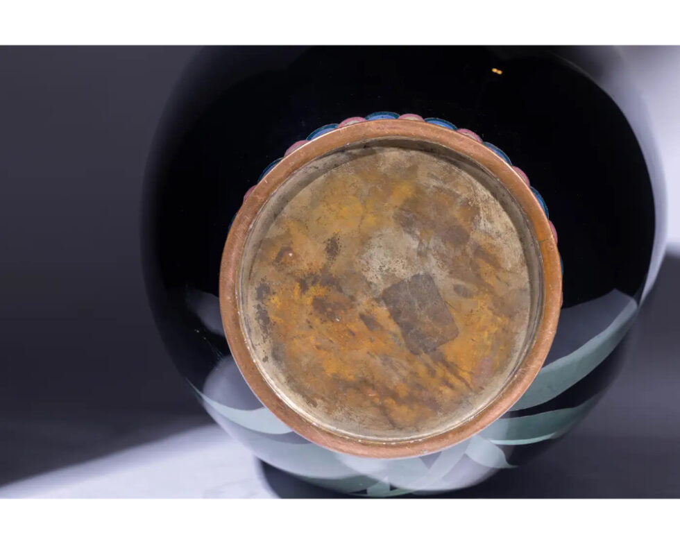 Large Meiji Period Japanese Cloisonne Enamel Vase Adorned with Iris Blossoms - Image 9