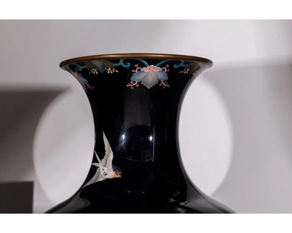 Palace-Sized Japanese Cloisonne Enamel Vase Adorned with Irises and Sparrows - Image 12