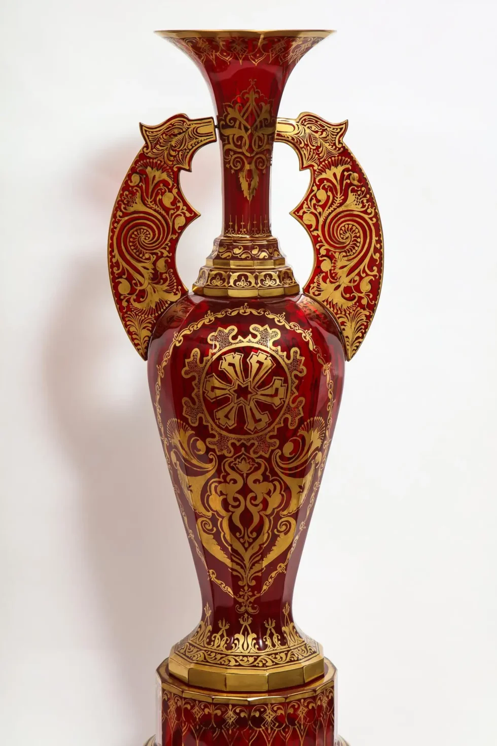 A monumental pair of ruby red gilt Bohemian "Alhambra" cut glass vases on stands, circa 1910 - Image 19