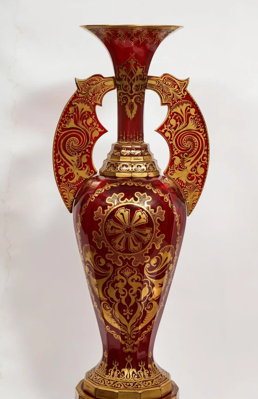 A monumental pair of ruby red gilt Bohemian "Alhambra" cut glass vases on stands, circa 1910 - Image 18