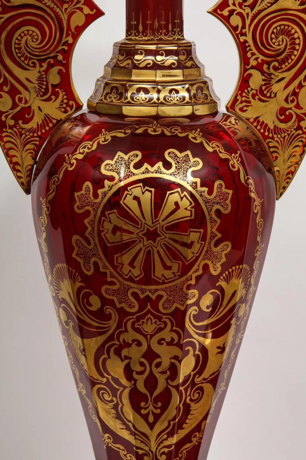 A monumental pair of ruby red gilt Bohemian "Alhambra" cut glass vases on stands, circa 1910 - Image 17