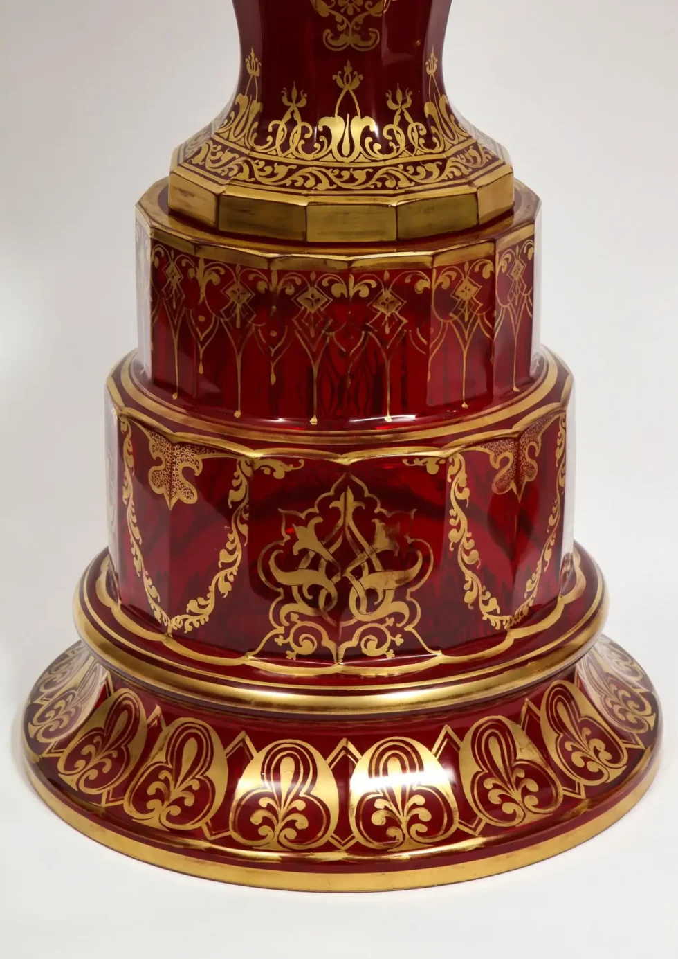 A monumental pair of ruby red gilt Bohemian "Alhambra" cut glass vases on stands, circa 1910 - Image 16