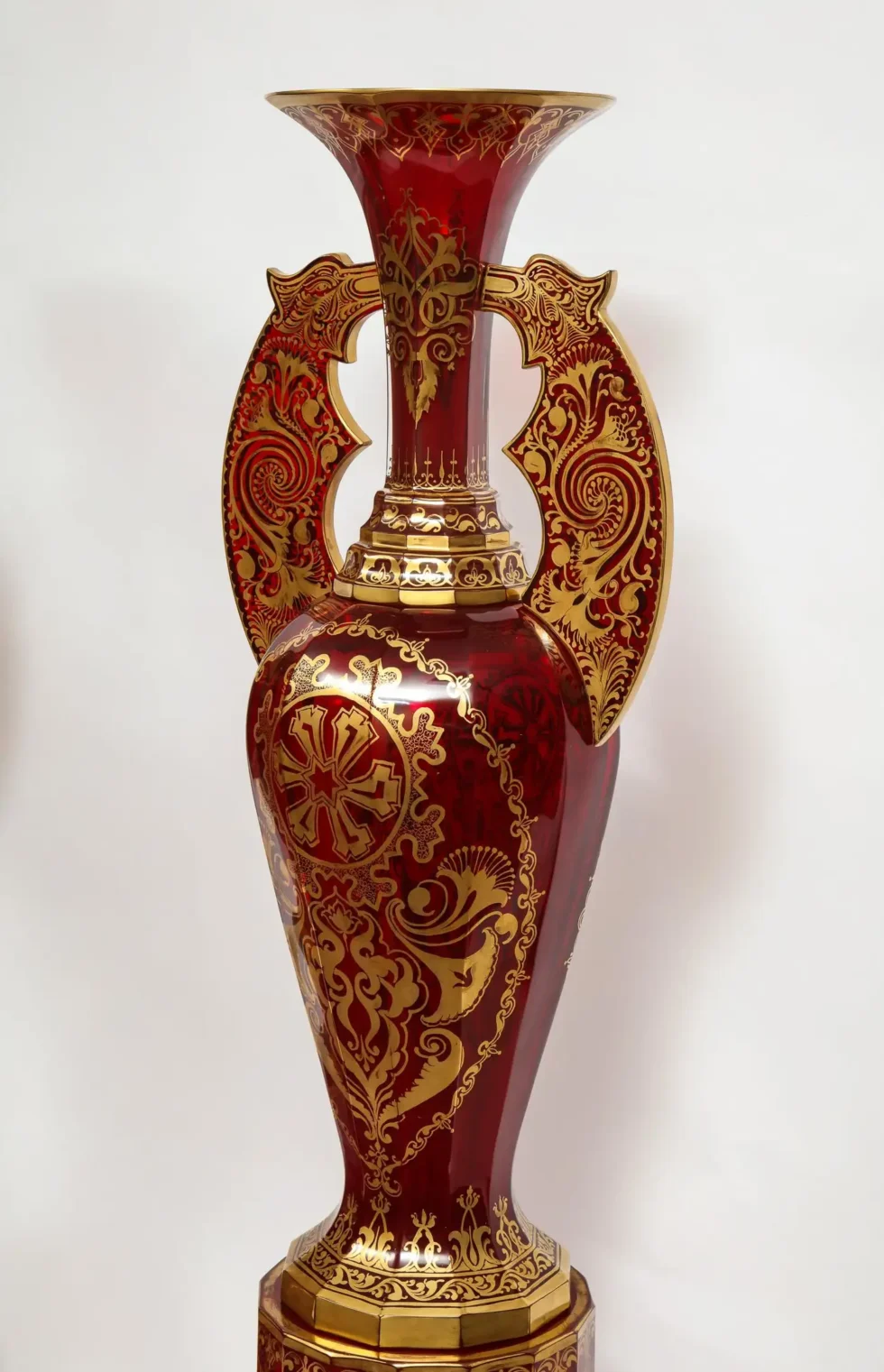A monumental pair of ruby red gilt Bohemian "Alhambra" cut glass vases on stands, circa 1910 - Image 15