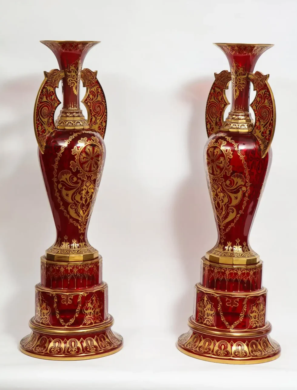 A monumental pair of ruby red gilt Bohemian "Alhambra" cut glass vases on stands, circa 1910 - Image 14