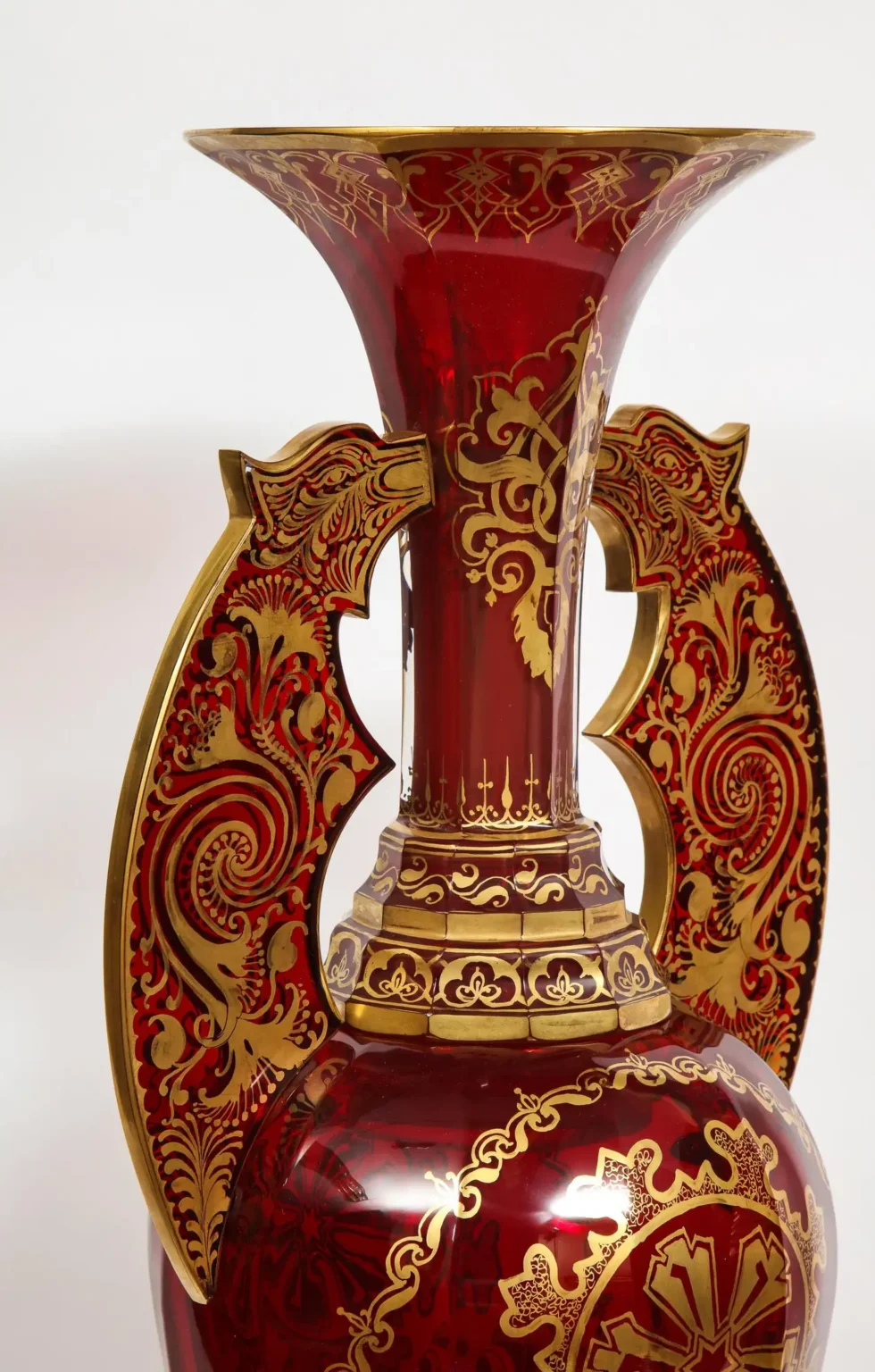 A monumental pair of ruby red gilt Bohemian "Alhambra" cut glass vases on stands, circa 1910 - Image 13