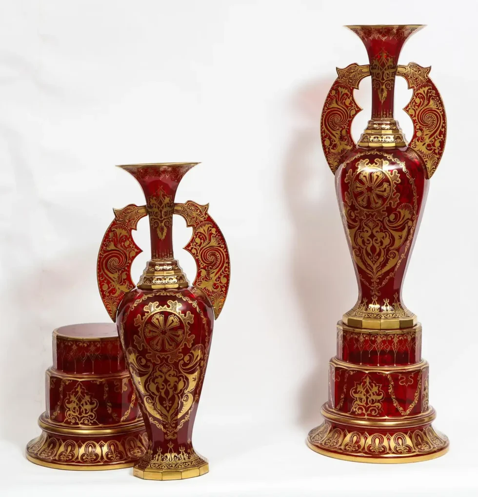 A monumental pair of ruby red gilt Bohemian "Alhambra" cut glass vases on stands, circa 1910 - Image 11