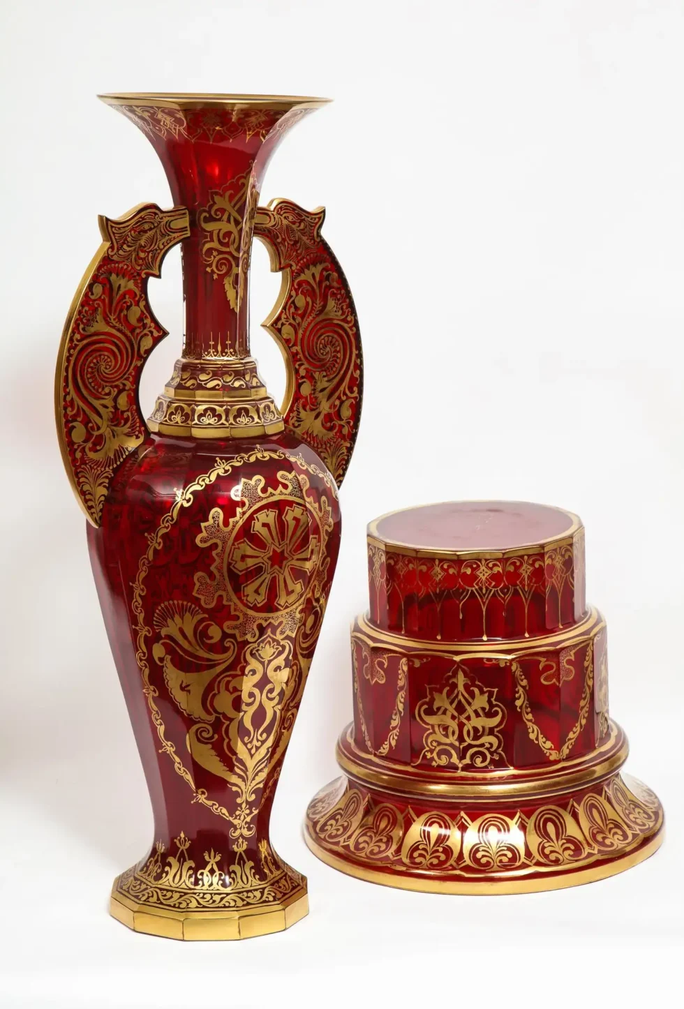 A monumental pair of ruby red gilt Bohemian "Alhambra" cut glass vases on stands, circa 1910 - Image 7