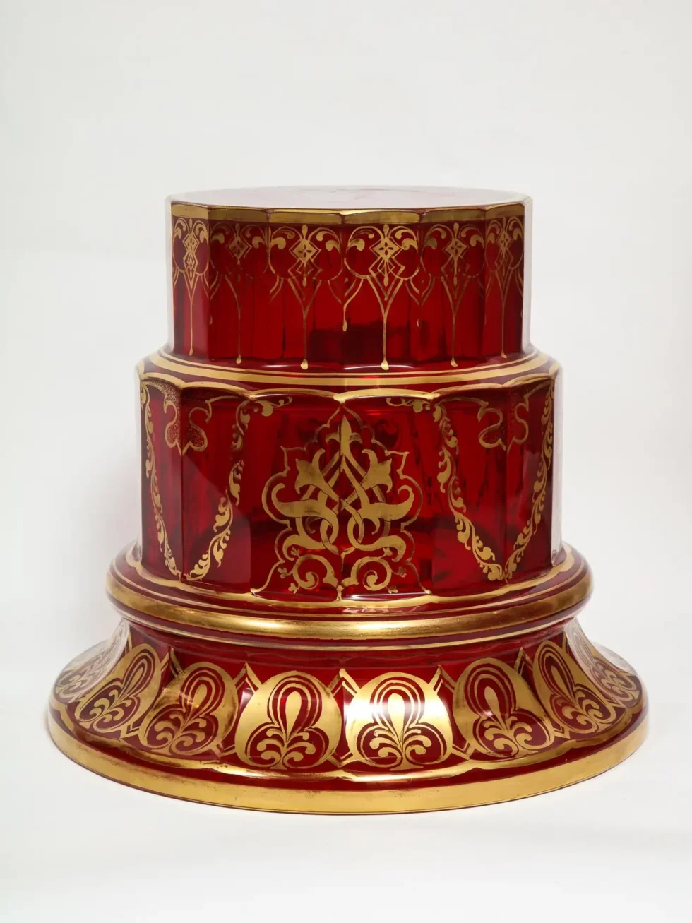 A monumental pair of ruby red gilt Bohemian "Alhambra" cut glass vases on stands, circa 1910 - Image 4