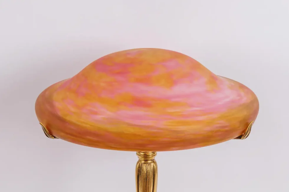 A Louis Majorelle and Daum Nancy Gilt Bronze and Pink Glass Table Lamp - Image 2