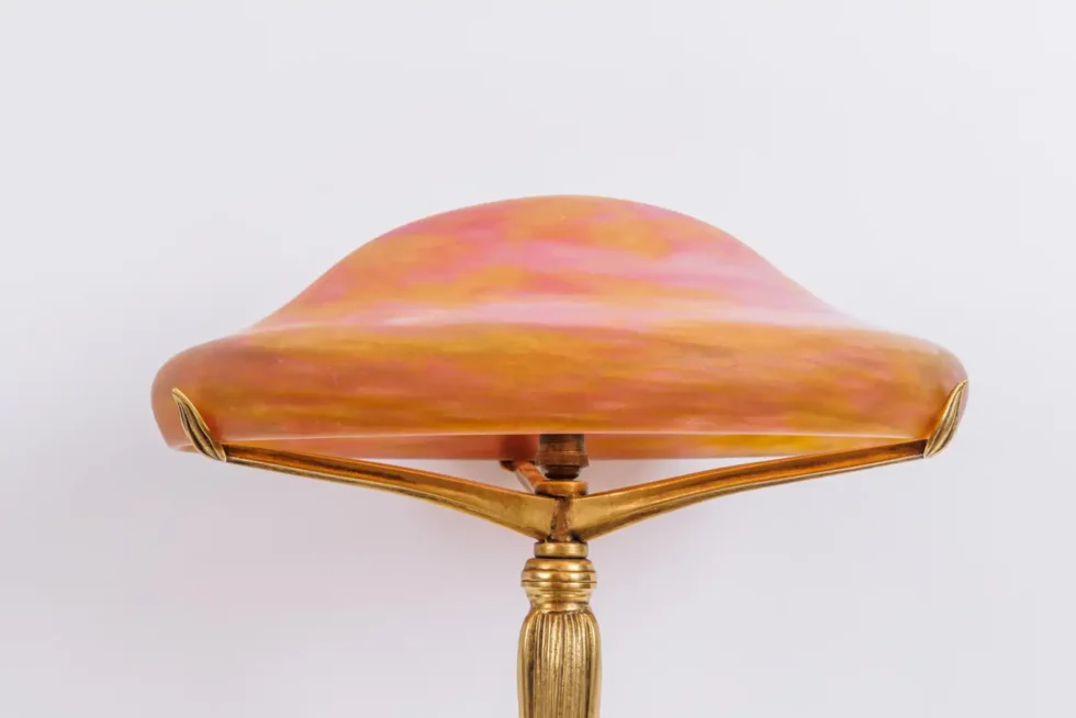 A Louis Majorelle and Daum Nancy Gilt Bronze and Pink Glass Table Lamp - Image 5