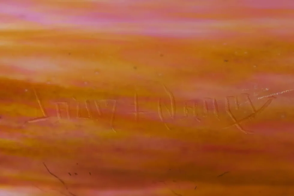 A Louis Majorelle and Daum Nancy Gilt Bronze and Pink Glass Table Lamp - Image 9