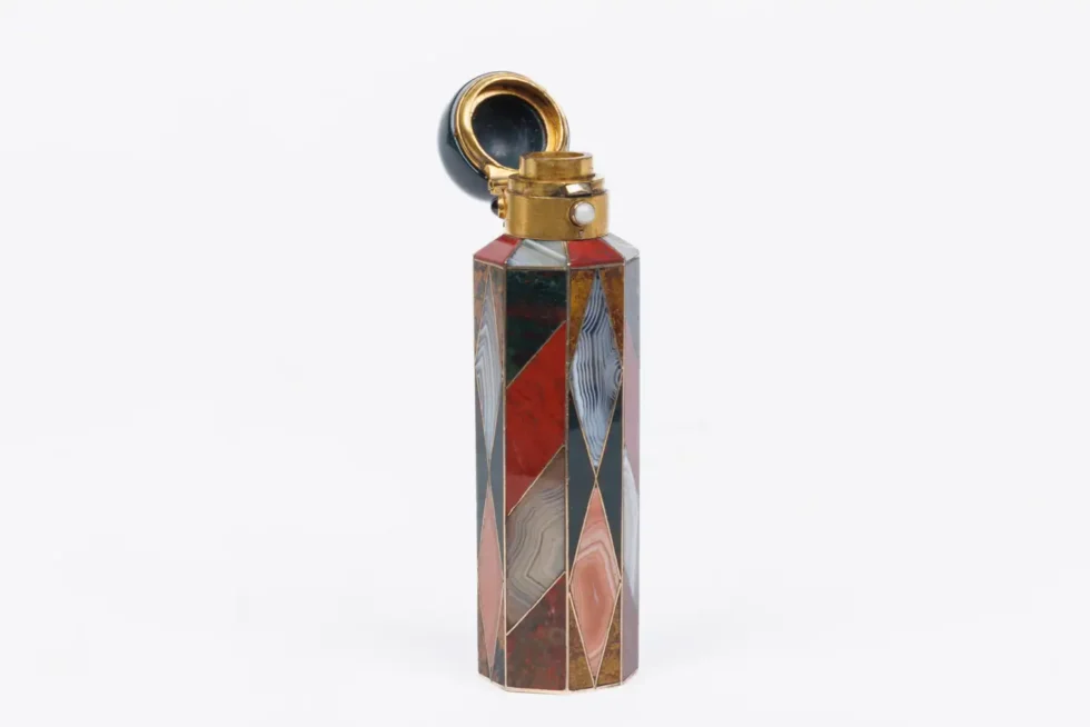 Exquisite Victorian English Gold and Scottish Agate Perfume Bottle, Circa 1870 - Image 4
