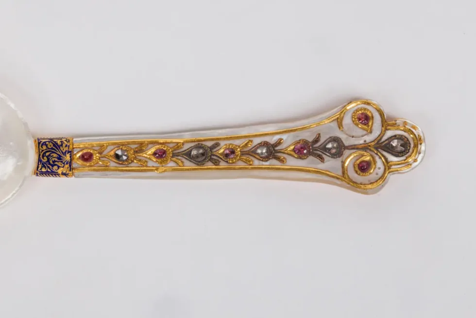 A Rare Mughal Indian Gold and Enamel Mother of Pearl Spoon with Diamonds - Image 2