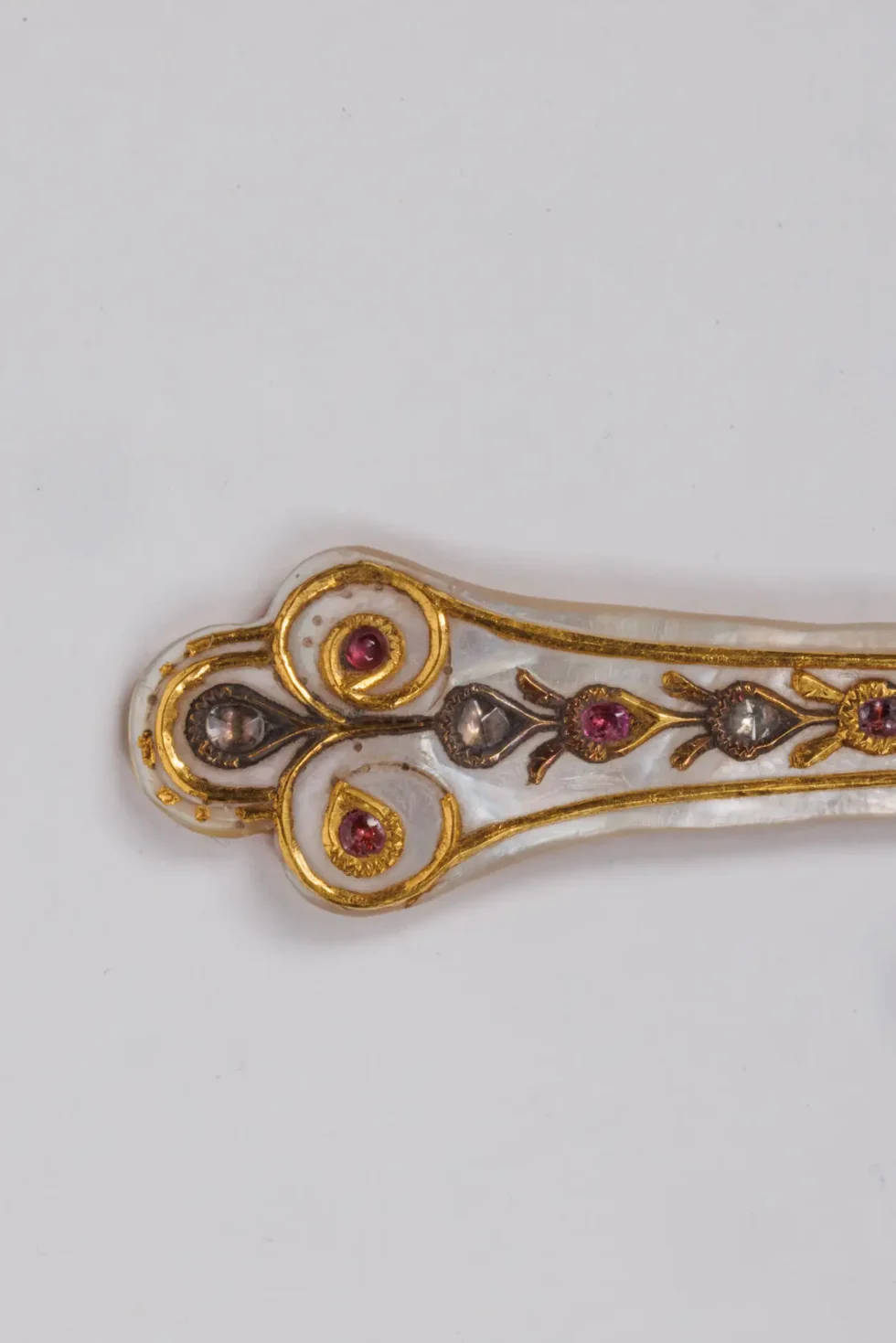 A Rare Mughal Indian Gold and Enamel Mother of Pearl Spoon with Diamonds - Image 8