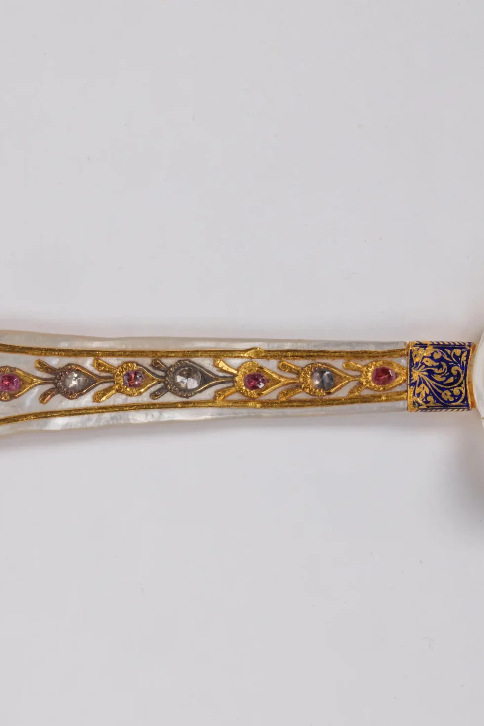 A Rare Mughal Indian Gold and Enamel Mother of Pearl Spoon with Diamonds - Image 7