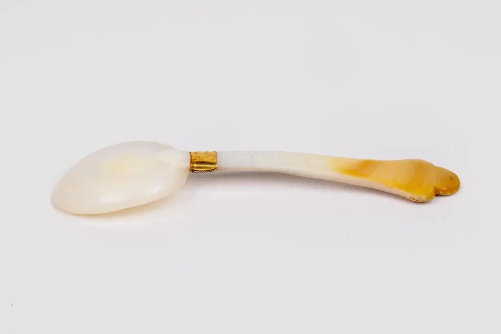 A Rare Mughal Indian Gold and Enamel Mother of Pearl Spoon with Diamonds - Image 6