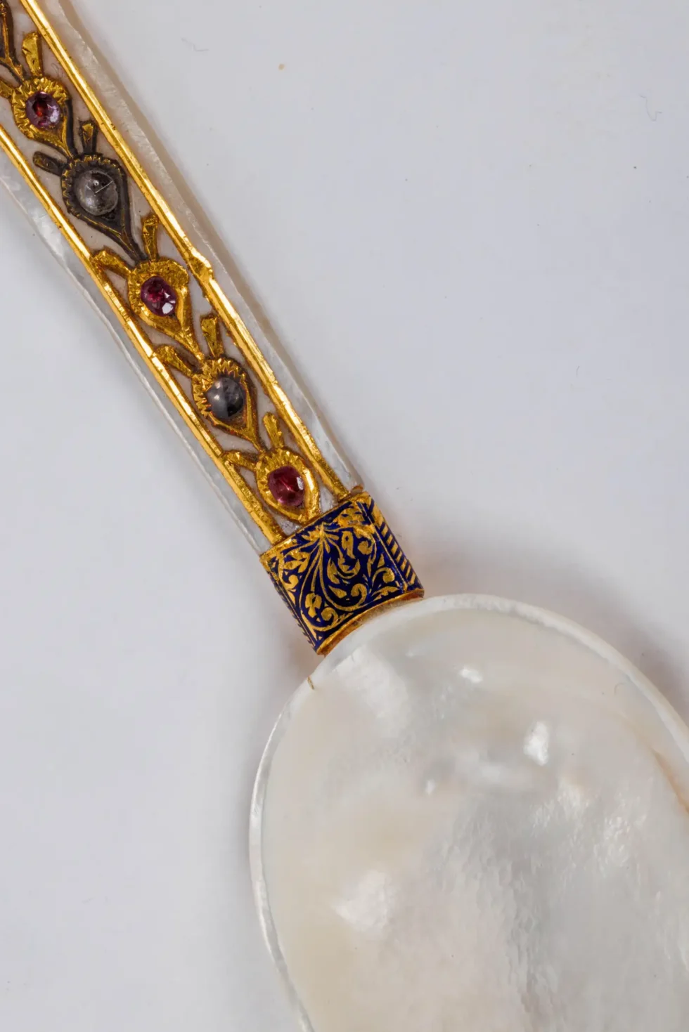 A Rare Mughal Indian Gold and Enamel Mother of Pearl Spoon with Diamonds - Image 3
