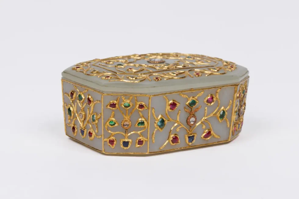 An Imperial Mughal Gold Jade Box Set With Diamonds and Semi Precious Stones - Image 2