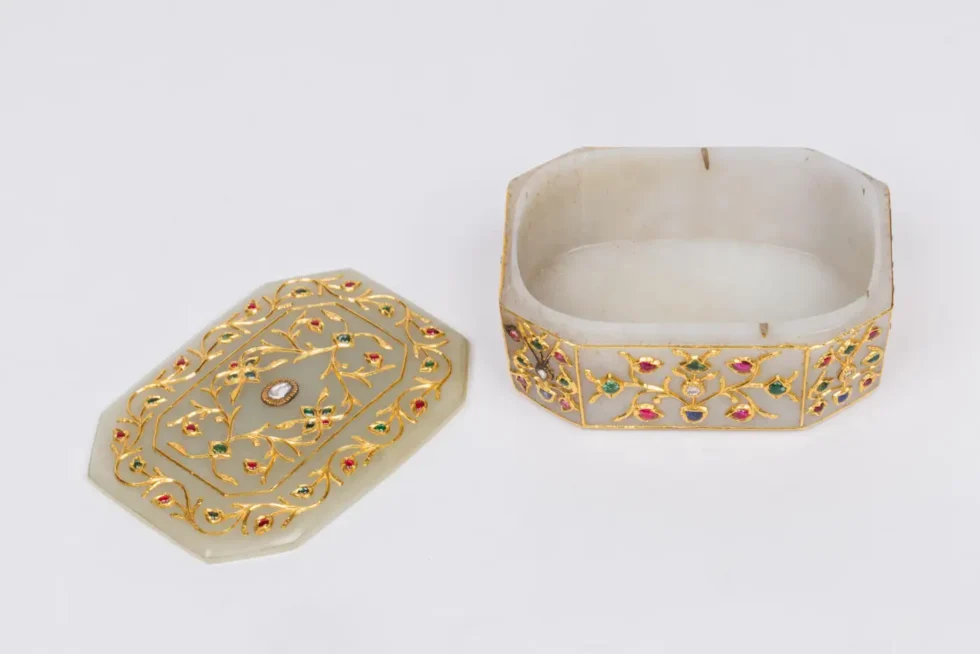An Imperial Mughal Gold Jade Box Set With Diamonds and Semi Precious Stones - Image 6