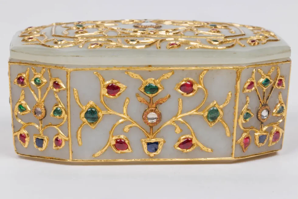 An Imperial Mughal Gold Jade Box Set With Diamonds and Semi Precious Stones - Image 5