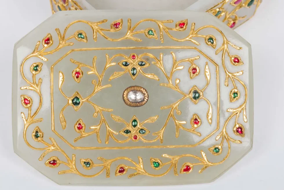 An Imperial Mughal Gold Jade Box Set With Diamonds and Semi Precious Stones - Image 4