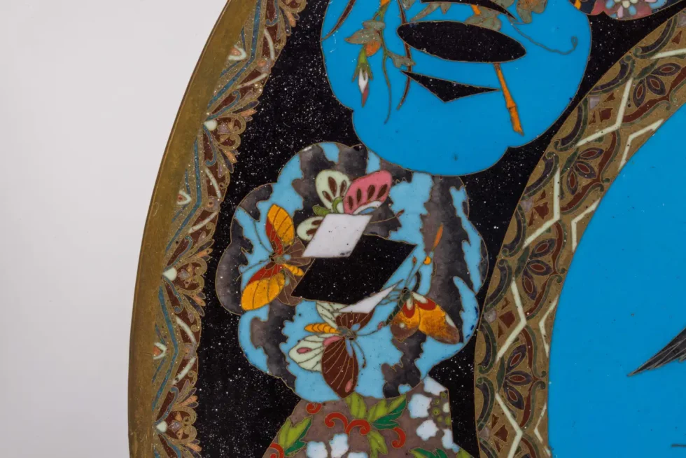 An Exquisite Large Pair of Meiji Period Cloisonné Enamel Plates with Tsubas - Image 14