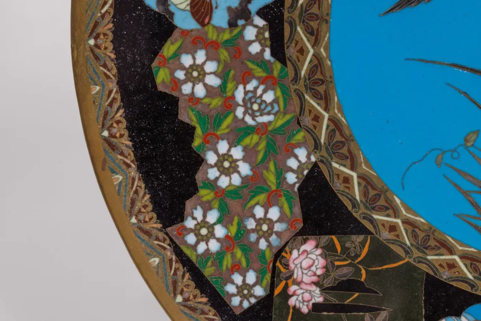 An Exquisite Large Pair of Meiji Period Cloisonné Enamel Plates with Tsubas - Image 13