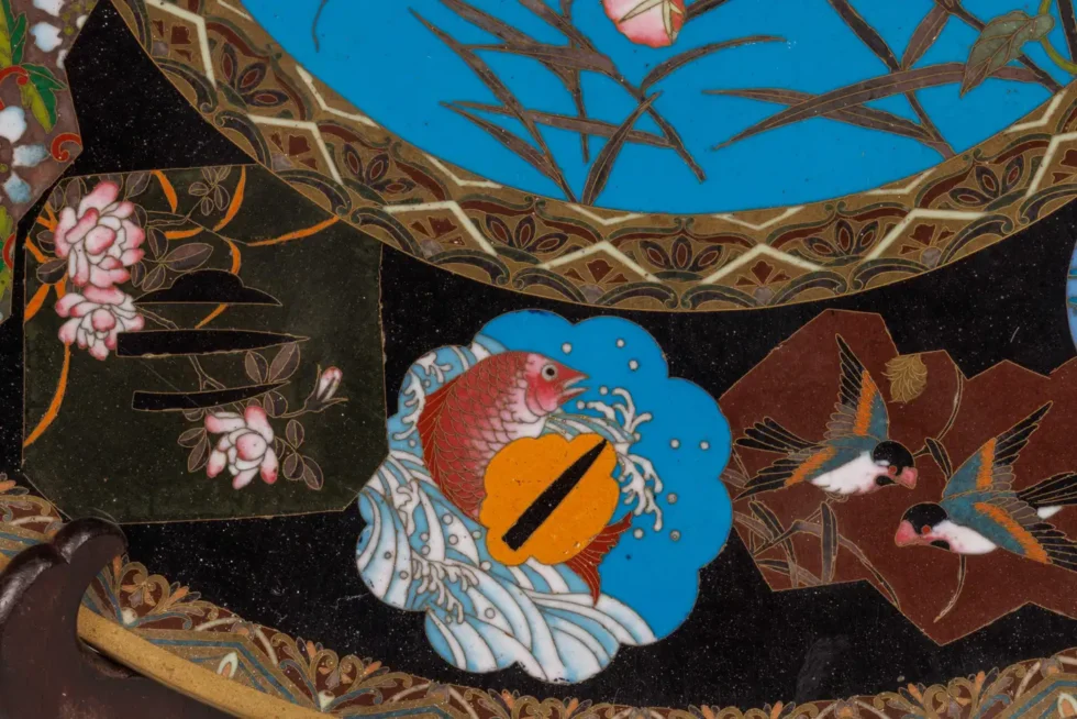 An Exquisite Large Pair of Meiji Period Cloisonné Enamel Plates with Tsubas - Image 12