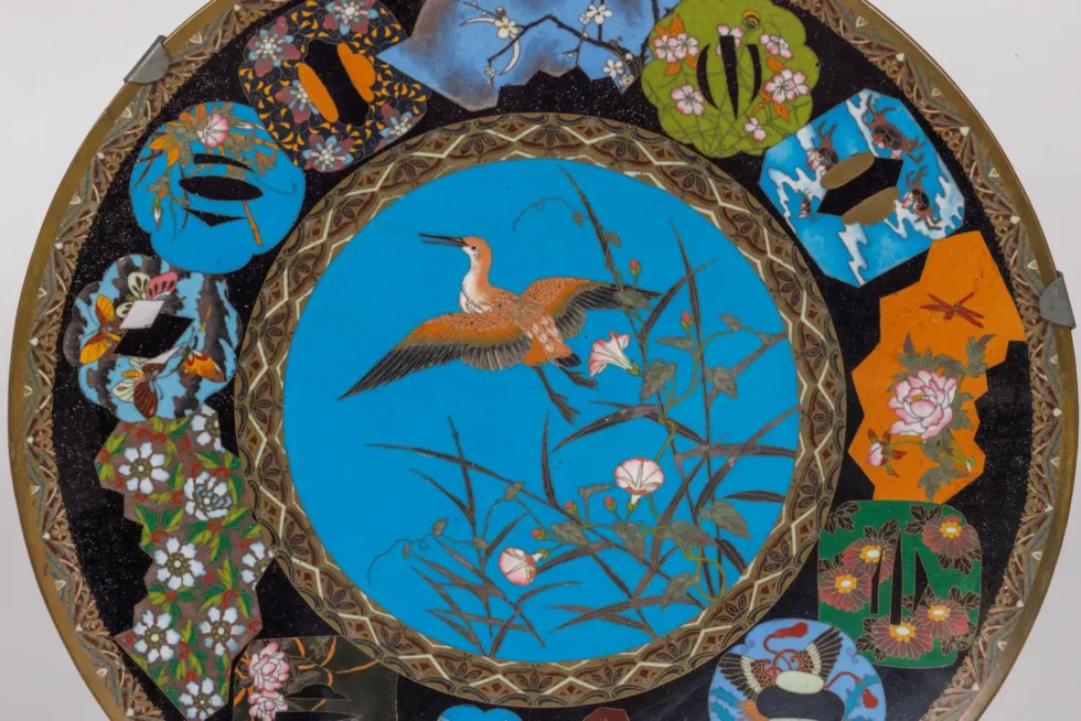 An Exquisite Large Pair of Meiji Period Cloisonné Enamel Plates with Tsubas - Image 11