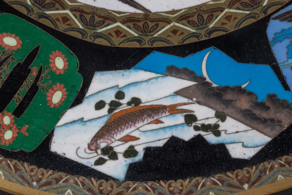 An Exquisite Large Pair of Meiji Period Cloisonné Enamel Plates with Tsubas - Image 8