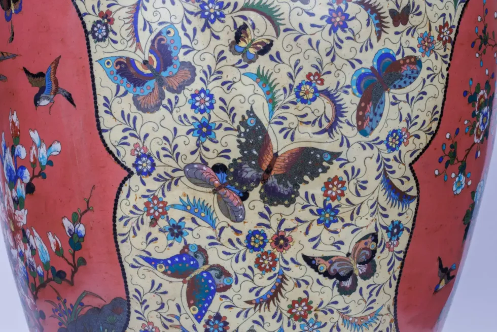 A Palatial Meiji Cloisonné Pink & Yellow Enamel Covered Jar with Butterflies - Image 7