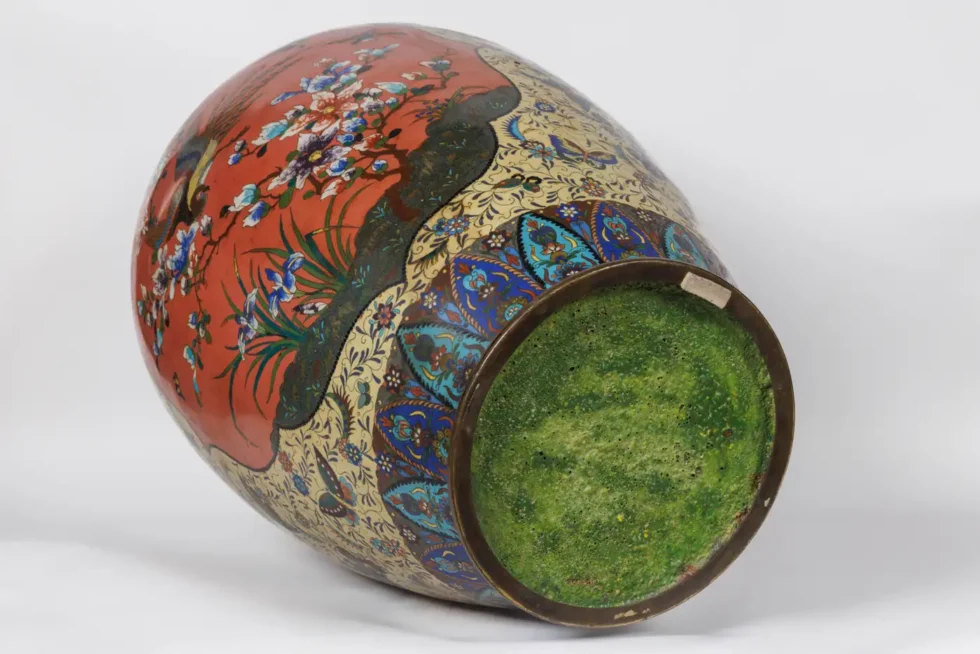 A Palatial Meiji Cloisonné Pink & Yellow Enamel Covered Jar with Butterflies - Image 11