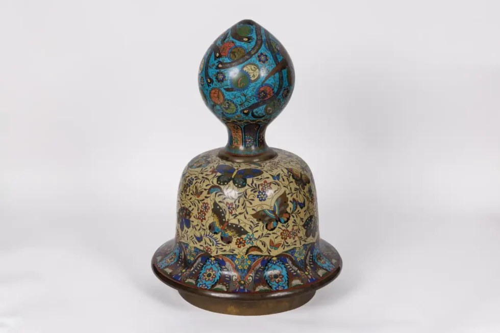 A Palatial Meiji Cloisonné Pink & Yellow Enamel Covered Jar with Butterflies - Image 12