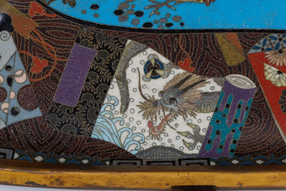 A Grand Meiji Cloisonné Enamel Tray Featuring Cherry Blossoms and Birds - Image 6
