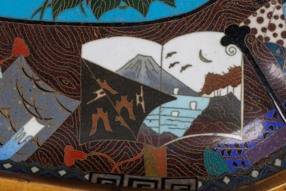 A Grand Meiji Cloisonné Enamel Tray Featuring Cherry Blossoms and Birds - Image 8